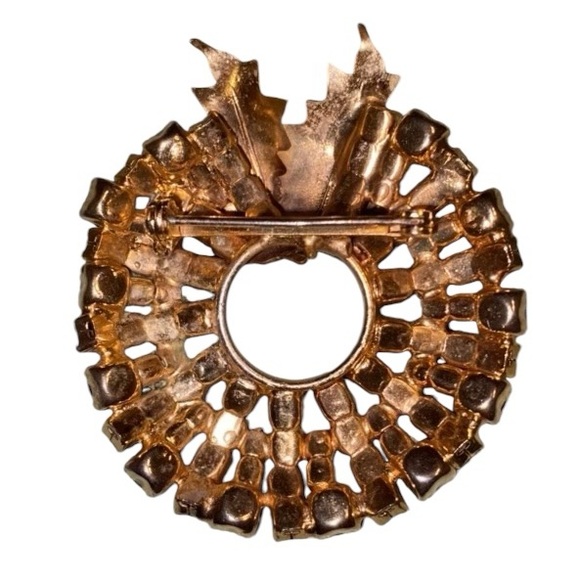 Vintage goldtone Wreath Christmas pin with rhinestones - Picture 4 of 4